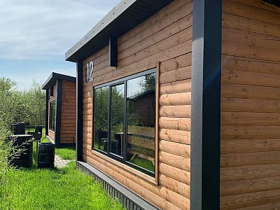 Будиночки розраховані на компанію з 12 чоловік у заміському комплексі «Zatyshne» у Хмельницькому
