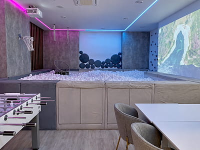 Простір «Без хвиль» у Києві: 30 000 кульок, кінотеатр, караоке та ігри. Ідеально для свят, побачень і вечірок у приватній атмосфері.