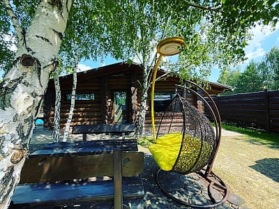 CUBABANYA — заміський комплекс із лазнею на дровах, відкритим басейном і котеджем серед лісу. Ідеальне місце для відпочинку та святкувань.