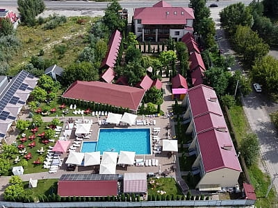 Заміський комплекс «Райський дворик» під Києвом: ресторан, готель, басейн, сауна та банкетні зали для відпочинку й свят у затишній атмосфері.