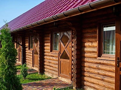 Заміський комплекс «Райський дворик» під Києвом: ресторан, готель, басейн, сауна та банкетні зали для відпочинку й свят у затишній атмосфері.