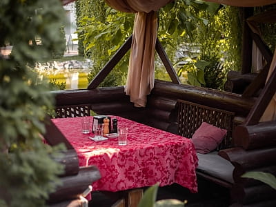 альтанки в заміському комплексі Райський Дворик в селі Погреби біля Києва