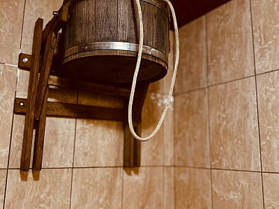 відро-водоспад великої лазні на дровах (до 14 осіб) в заміському комплексі Райський Дворик в селі Погреби біля Києва