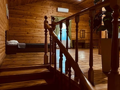 зона відпочинку великої лазні на дровах (до 14 осіб) в заміському комплексі Райський Дворик в селі Погреби біля Києва