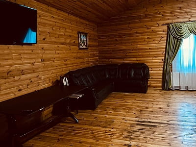 зона відпочинку великої лазні на дровах (до 14 осіб) в заміському комплексі Райський Дворик в селі Погреби біля Києва