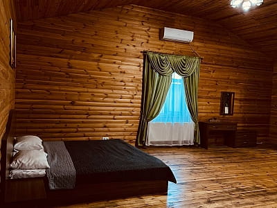 зона відпочинку великої лазні на дровах (до 14 осіб) в заміському комплексі Райський Дворик в селі Погреби біля Києва