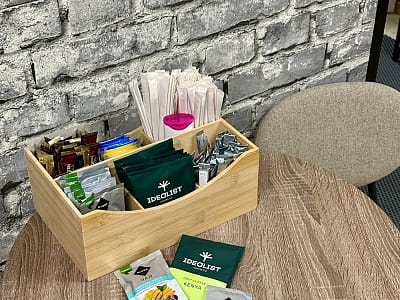 Куточок з чаєм, кавою та какао в сучасній ігровій пісочниці SAND ROOM на вулиці Степана Рудницького в Києві