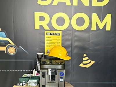 Куточок з чаєм, кавою та какао в сучасній ігровій пісочниці SAND ROOM на вулиці Степана Рудницького в Києві