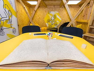 Відвідайте музей у темряві «Третя після опівночі» в Києві: екскурсії без світла, незрячі гіди, інтерактивні локації та незабутні емоції.