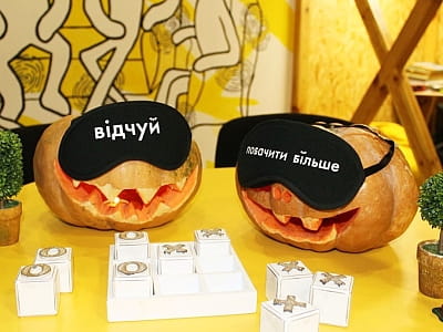 Відвідайте музей у темряві «Третя після опівночі» в Києві: екскурсії без світла, незрячі гіди, інтерактивні локації та незабутні емоції.