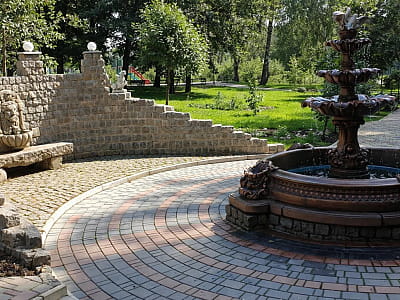 Парк Вікторія у Берестівці — сучасна зелена зона з фонтанами, скульптурами та пляжем. Ідеальне місце для відпочинку, прогулянок і сімейного дозвілля.