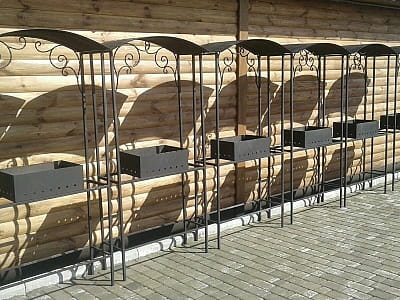 Для проведення святкових подій доступний формат виїзного обслуговування, фуршетів або організація заходів із власними стравами у заміському комплексі «Зелена садиба» у селі Давидківці неподалік від міста Хмельницького