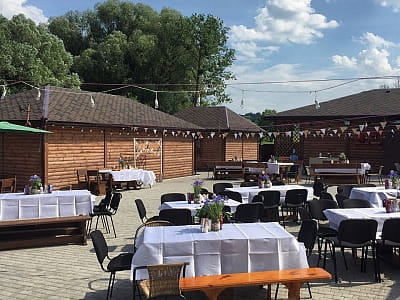 Для проведення святкових подій доступний формат виїзного обслуговування, фуршетів або організація заходів із власними стравами у заміському комплексі «Зелена садиба» у селі Давидківці неподалік від міста Хмельницького