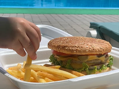 страви літнього кафе в заміському комплексі «Зелена Садиба» у селі Давидківці біля міста Хмельницький