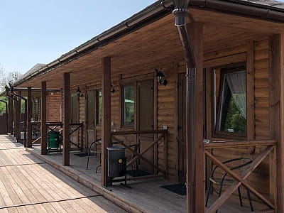 будиночки для компаній у заміському комплексі «Зелена садиба» у селі Давидківці неподалік від міста Хмельницького