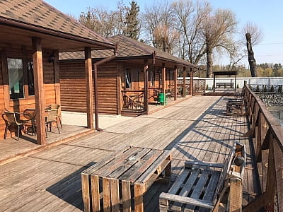 будиночки для компаній у заміському комплексі «Зелена садиба» у селі Давидківці неподалік від міста Хмельницького