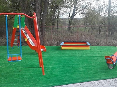 дитячий майданчик в заміському комплексі «Зелена Садиба» у селі Давидківці біля міста Хмельницький