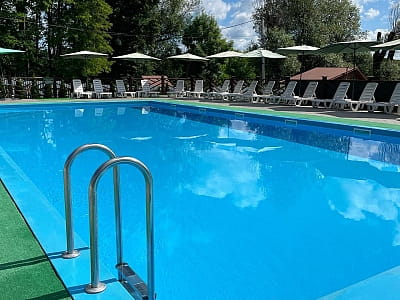 літні басейни в заміському комплексі «Зелена Садиба» у селі Давидківці біля міста Хмельницький