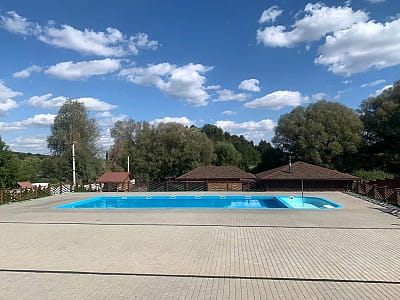 літні басейни в заміському комплексі «Зелена Садиба» у селі Давидківці біля міста Хмельницький