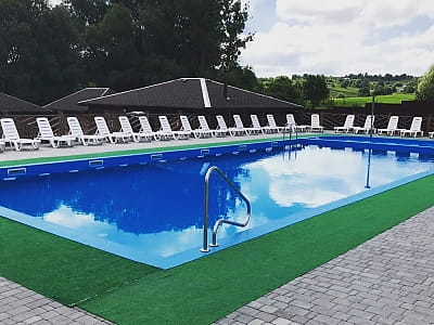 літні басейни в заміському комплексі «Зелена Садиба» у селі Давидківці біля міста Хмельницький