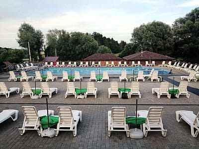 літні басейни в заміському комплексі «Зелена Садиба» у селі Давидківці біля міста Хмельницький