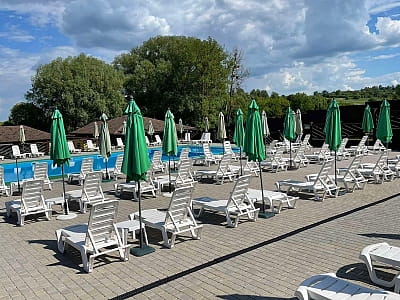літні басейни в заміському комплексі «Зелена Садиба» у селі Давидківці біля міста Хмельницький