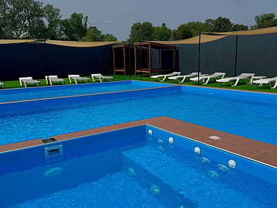 літній відкритий басейн в заміському комплексі Complex VLADA Resort в Черкаській області