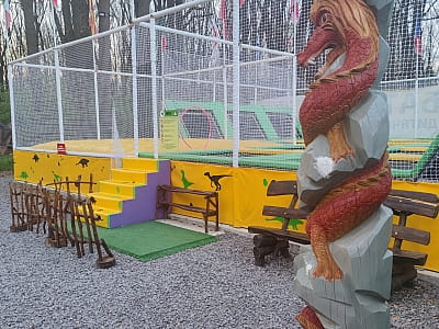 батути та дитячі атракціони в DinoPark Берегово в селі Яноші Закарпатської області