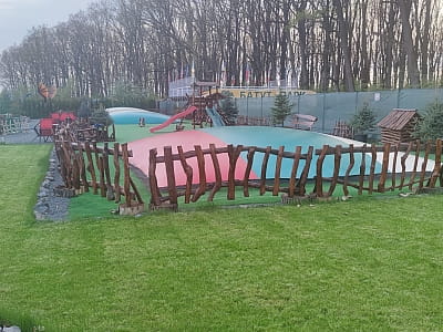 батути та дитячі атракціони в DinoPark Берегово в селі Яноші Закарпатської області