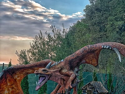 фігури драконів в DinoPark Берегово в селі Яноші Закарпатської області
