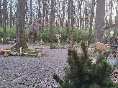 прогулятися серед гігантських динозаврів в DinoPark Берегово в селі Яноші Закарпатської області