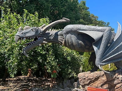 фігури драконів в DinoPark Берегово в селі Яноші Закарпатської області