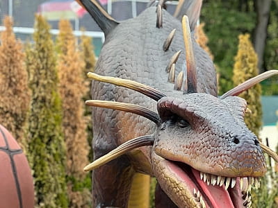 фігури драконів в DinoPark Берегово в селі Яноші Закарпатської області