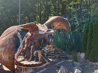 фігури драконів в DinoPark Берегово в селі Яноші Закарпатської області