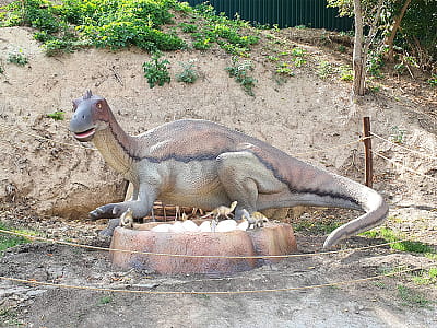 Парк DinoSofia в Умані — найбільший динопарк України з рухомими динозаврами, фотозонами та інтерактивними розвагами для всієї родини.