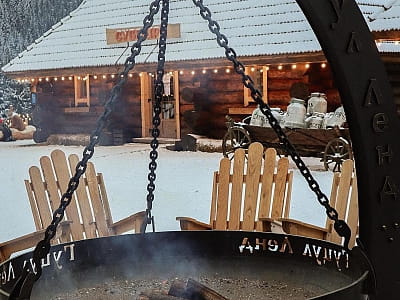 Гуцул Ленд — це атмосферний етнографічний парк у серці Буковеля, розташований поруч із Озером Молодості. 