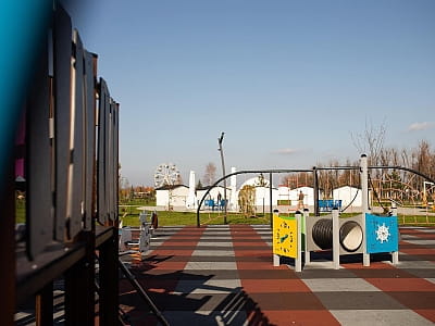 дитячий майданчик в парку історії Землі Underhill в селі Підгір'я Івано-Франківської області