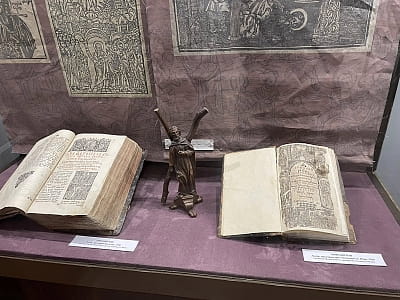 Музей книги і друкарства України у Києві — стародруки, рукописи, історія української книги та унікальні експонати друкарської справи.
