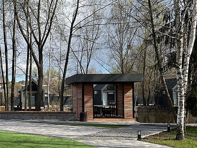 Альтанки з мангалом на березі озера, щоб і коропа половити, і пікнік з друзями організувати в заміському комплексі «Маракуйя» в селі Підгірці біля Києва