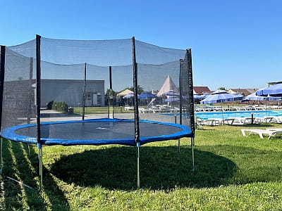 батут в заміському комплексі Ostriv’OK біля міста Володимир 