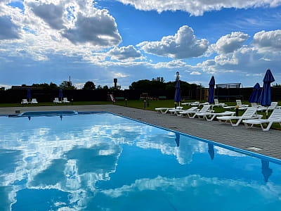 літній відкритий басейн в заміському комплексі Ostriv’OK біля міста Володимир 
