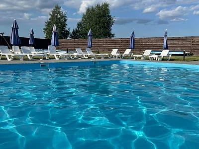 літній відкритий басейн в заміському комплексі Ostriv’OK біля міста Володимир 
