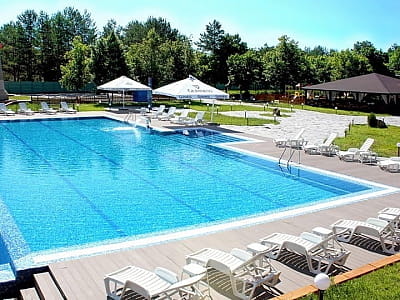 літній відкритий басейн в заміському комплексі Perlyna Resort в Черкаській області