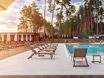 літній відкритий басейн в заміському комплексі Riverwood Relax Park в Черкаській області