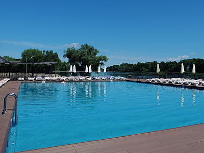 літній відкритий басейн в заміському комплексі Selena Family Resort в Черкаській області