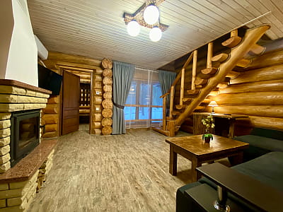 Великий котедж, складається з 4 окремих номерів, кожен з яких має відокремлений вхід, власну терасу та мангал в заміському комплексі «Старий пруд» в селі Пилиповичі біля Києва