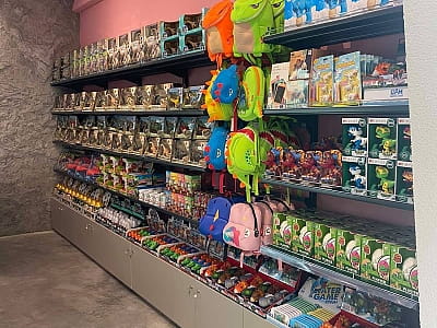 сувенірна крамниця в Парк УРУРУ біля Львова