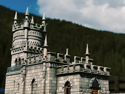 Ластівчине гніздо в мініатюрі у парку-музеї «Велична Україна» у селі Поляниця неподалік від Буковеля