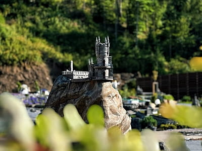 Ластівчине гніздо в мініатюрі у парку-музеї «Велична Україна» у селі Поляниця неподалік від Буковеля
