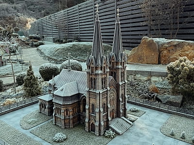 Костел Святого Миколая в мініатюрі у парку-музеї «Велична Україна» у селі Поляниця неподалік від Буковеля